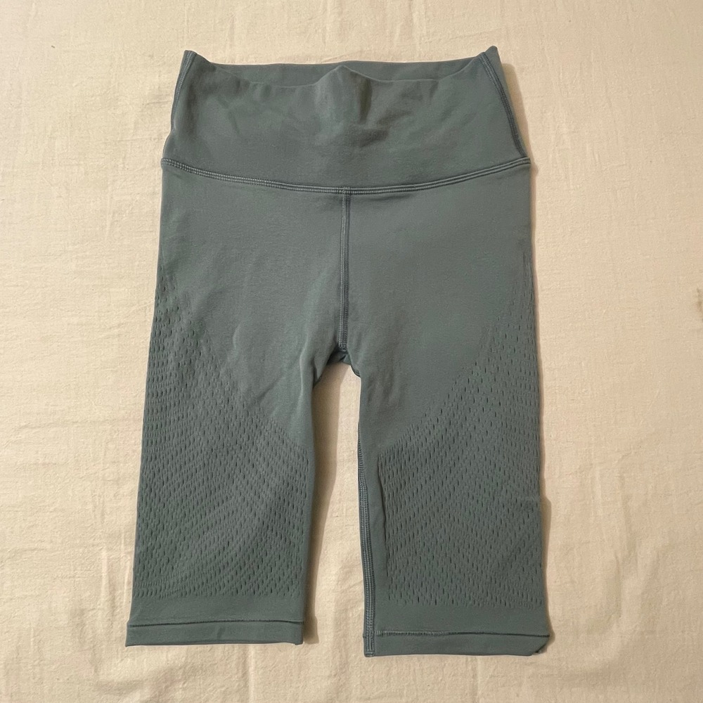 Lululemon Womens Size 4 Align High Rise Short Seamless Workout 8.5" Inseam Mesh